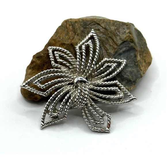 Monet Brooch Pin Textured Silver Tone Flower Star Angular Petals Vintage - Picture 2 of 5